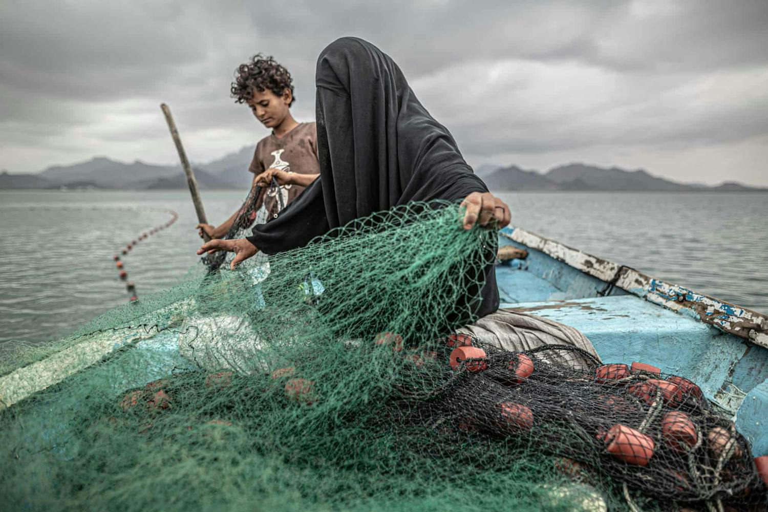Yemen: Hunger, Another War Wound Kvinne fisker med sønnen sin